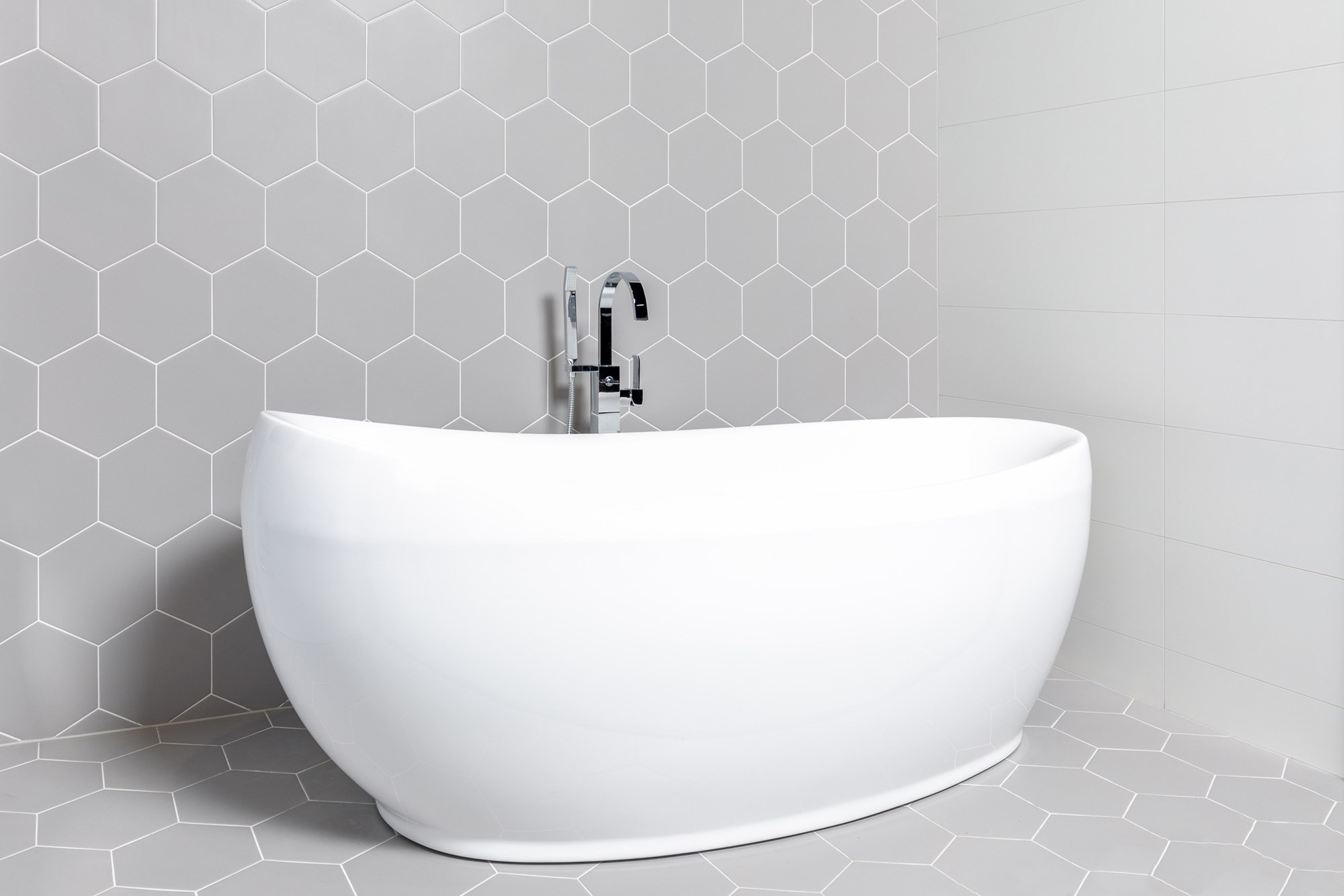 grijze-hexagon-tegels-vrijstaand-bad.jpg