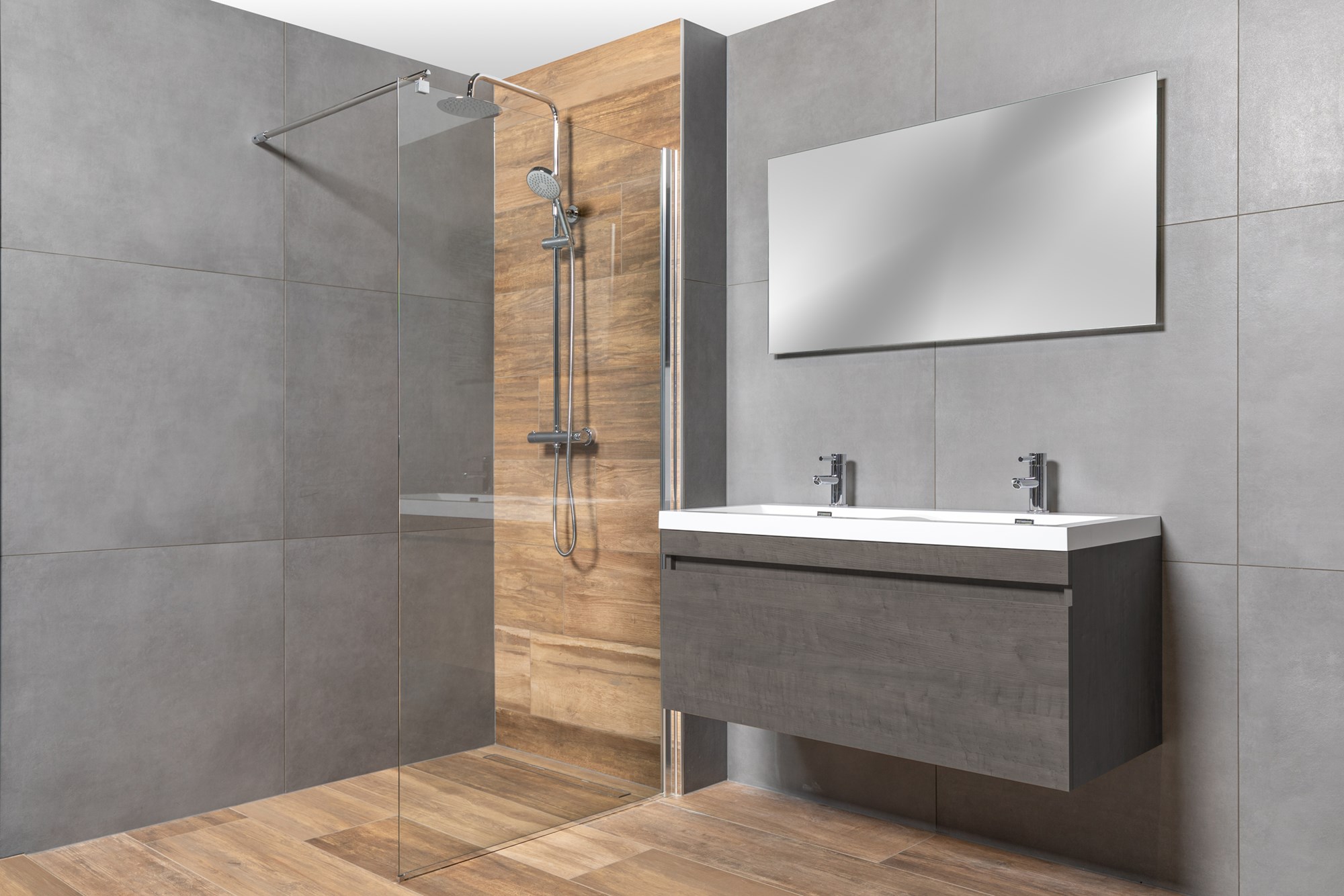badkamer-houtlook-tegels-grijze-tegels.jpg