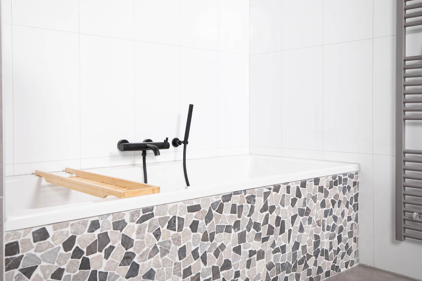 Bath length: Bathtub with grey mosaic tile surround