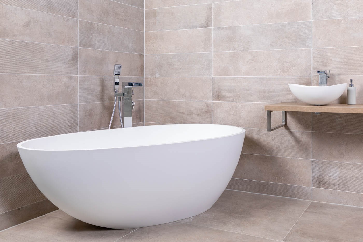 Bath length: Freestanding bath with freestanding chrome bath tap