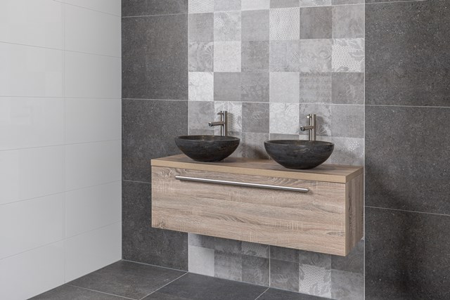 Schlaue Badezimmeraufbewahrung: Eiche Badmöbel mit Natursteine Aufsatzwaschbecken