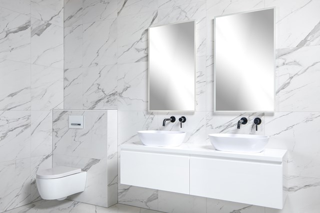 badkamer-wit-marmerlook-badkamermeubels-waskommen.jpg Modern white bathroom furniture set with double basin, wall mirror and marble-look tiles. Perfect for a stylish bathroom design.