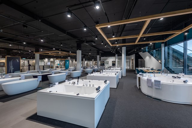 Moderne showroom met vrijstaande witte badkuipen en wastafels, perfect voor stijlvolle badkamerontwerpen.