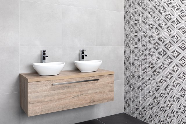 Hölzernes Badezimmermöbel mit Schublade, doppelten weißen Waschbecken und modernem Design, perfekt für ein stilvolles Badezimmer.