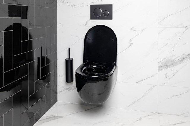 toilet-inspiratie-zwart-toilet.jpg Black wall closet with a glossy finish, sleek design and loose toilet brush, perfect for modern bathrooms.