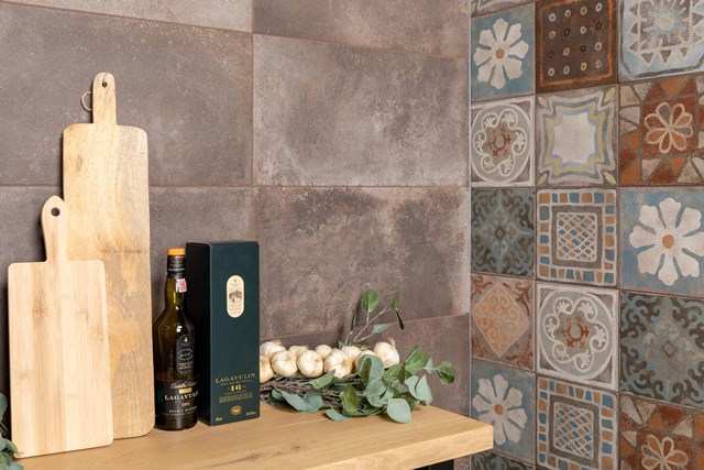 Wandfliesen Badezimmer Retro-Motiv und Betonlook in warmen Erdtönen, kombiniert mit Holz Zubehör auf dem Tisch.