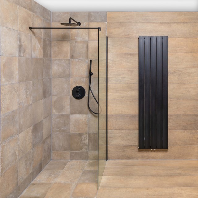 Moderne begehbare Dusche mit Glaswand, schwarzer Regendusche und Fliesen in Holzoptik; stilvolle Ergänzung zum Badezimmer.