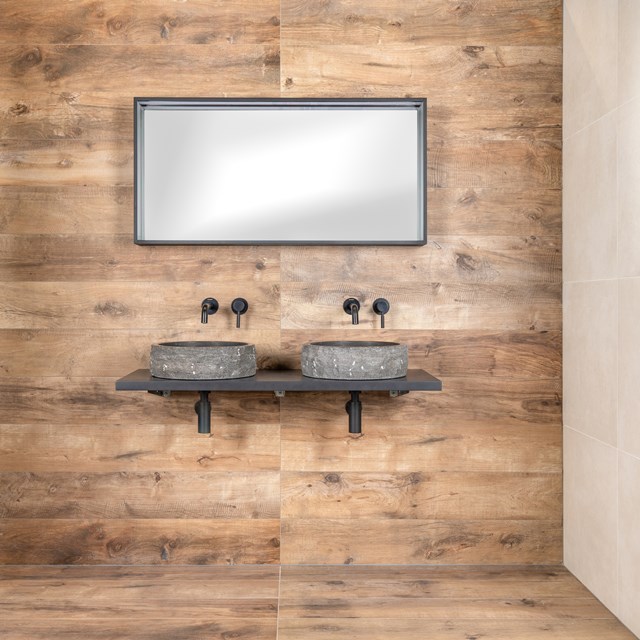 Doppelte Natursteine Aufsatzwaschbecken-Set auf Holzregal, industrielle Ausstrahlung, einschließlich schwarzer Wasserhähne und großer Spiegel.