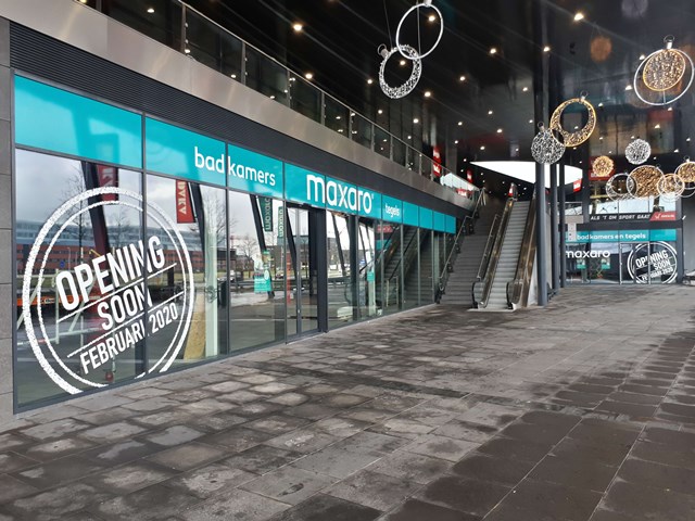 Glass walk-in shower with sleek aluminium profiles, modern design, perfect choice for a stylish bathroom.