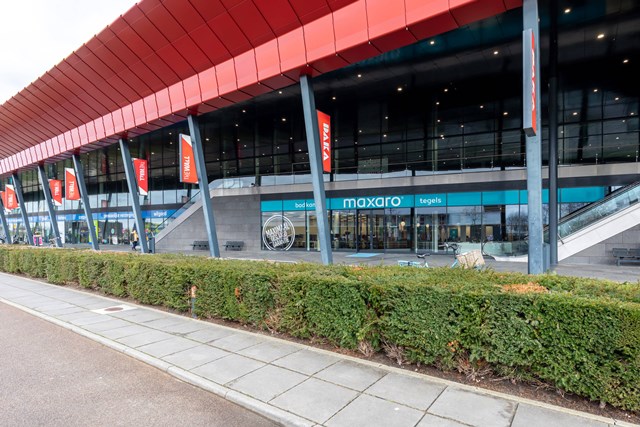 Modern stainless steel towel holder, perfect for bathroom organisation. Elegant finish and minimalist design.