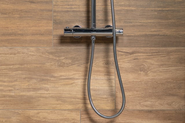 Moderne Edelstahl-Regendusche mit Thermostatarmatur, entworfen für Luxus und Stil im Badezimmer.