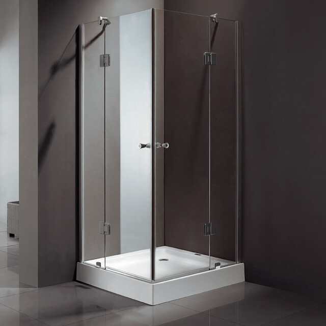 Glazen douchecabine met hoekinstap, strakke chromen details en helder glas, perfect voor een moderne badkamer.