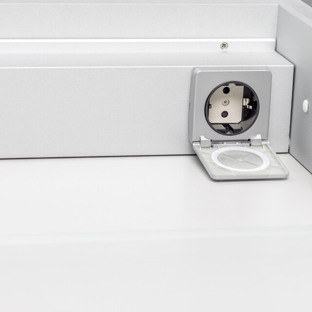 Graues Badezimmersteckdose mit integriertem Deckel, modernes Design, ideal für feuchte Räume.