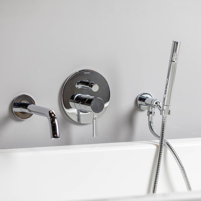Chromen inbouw badkraanset met ronde hendel, geïntegreerde handdouche en wanduitloop, modern design voor de badkamer.