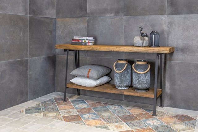 Houten industriële wastafelmeubel met metalen frame, planken en opbergmanden, perfect voor een stijlvolle badkamer inrichting.