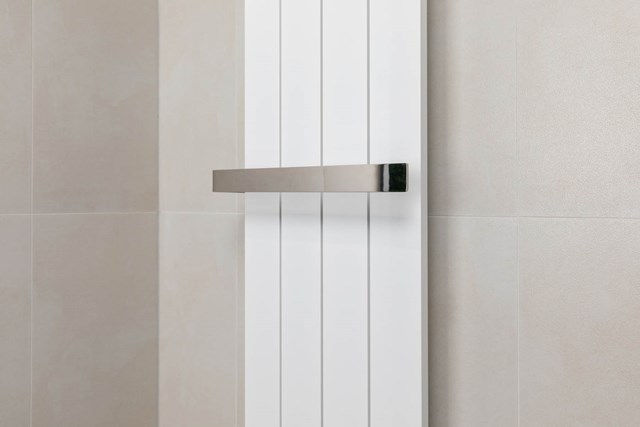 Witte design handdoekradiator met verticale lamellen en een matte aluminium handdoekbeugel, perfect voor moderne badkamers.
