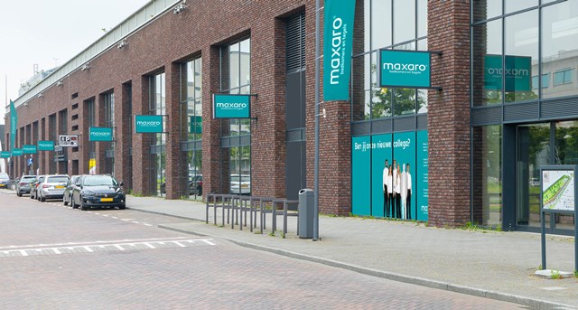 Ladenfront mit Glastüren und türkisfarbenen Bannern, spezialisiert auf Badezimmerprodukte und moderne Innenstile.