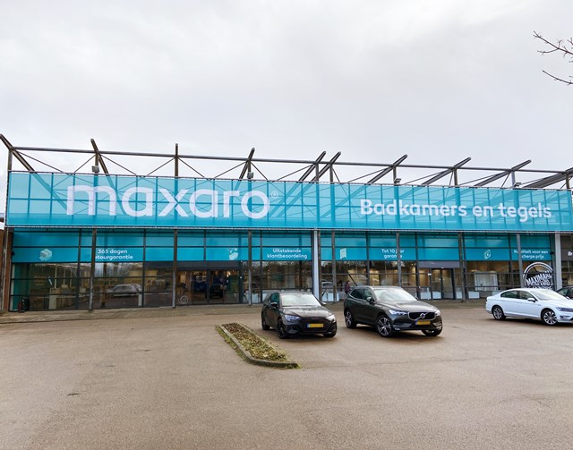Maxaro storefront with glass facade, ample parking, specialising in bathroom products and sanitary ware.