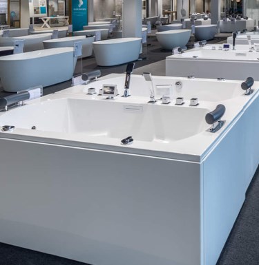 whirlpool mobiel.png Witte rechthoekige jacuzzi met comfortabele armsteunen, moderne chromen kranen en spa-functionaliteit voor luxe badkamers.