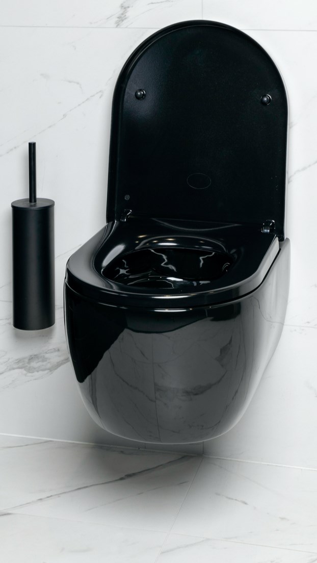 Zwarte hangende toiletpot met glanzende afwerking, modern design, met bijpassende zwarte toiletborstel op marmeren vloer.