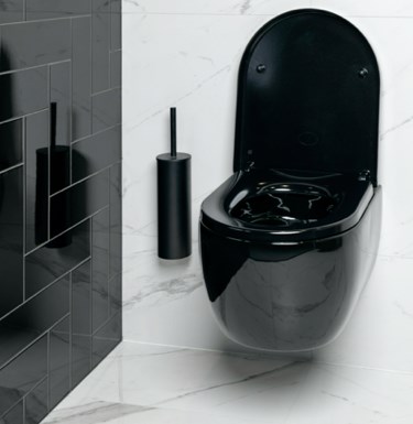 Zwarte hangende toiletset met mat zwarte borstelhouder, modern design, ideaal voor een stijlvolle badkamerinrichting.