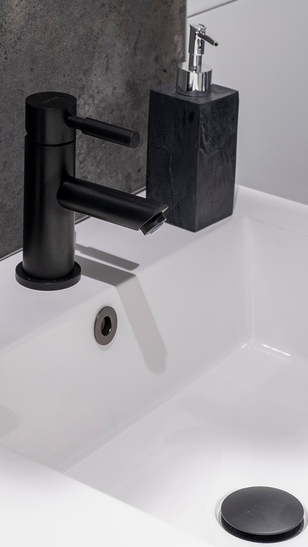 Zwarte matte wastafelkraan met moderne rechte lijnen, gecombineerd met een zwart marmeren zeepdispenser, ideaal voor de badkamer.