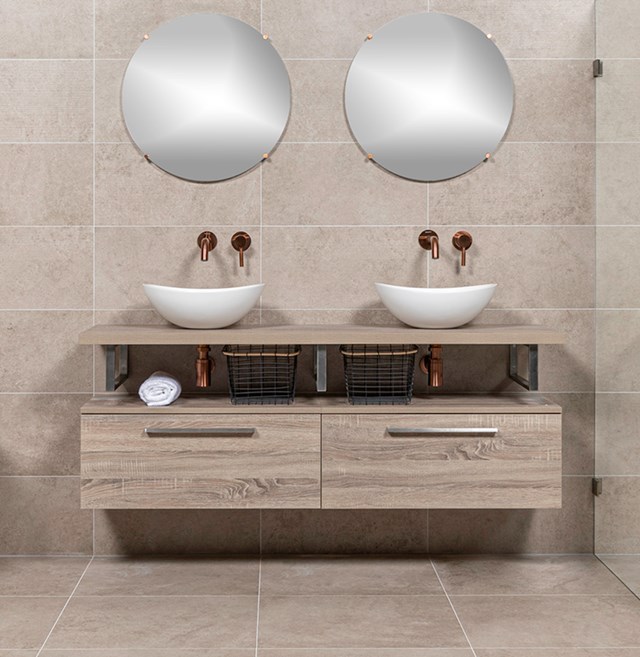 Moderne houten badmeubelset met dubbele wastafel, ronde spiegels en compact design, ideaal voor een stijlvolle badkamer.