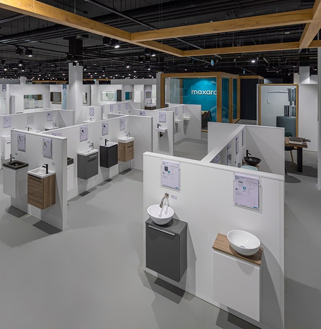 showroom-toiletmeubels-mobiel.png Showroom met moderne badkamermeubels in diverse stijlen, kleuren en materialen, perfect voor een stijlvolle badkamerinrichting.