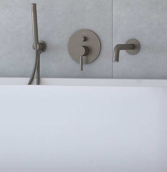 Radius-badkraan-mobiel.jpg Matte zwarte inbouwset met ronde knop, handdouche en kraan, geschikt voor moderne badkamers.