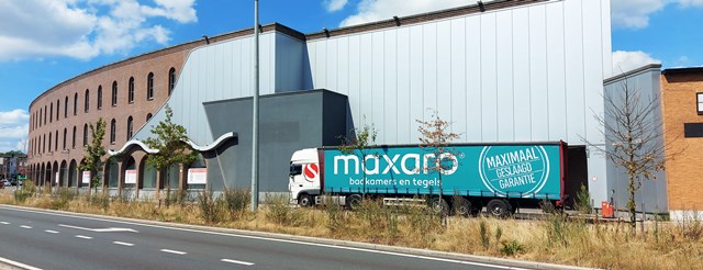 Maxaro Showroom mit modernem Design und Lastwagen, spezialisiert auf Badezimmerprodukte und hochwertige Materialien.