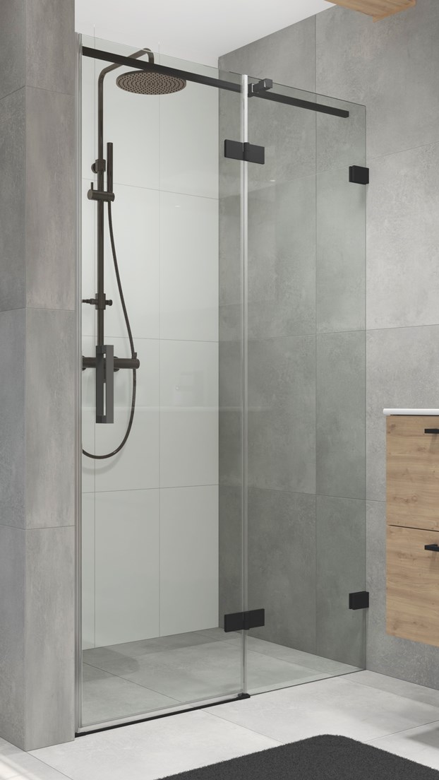 Zwarte inloopdouche met helder glas, mat zwarte profielen en regendouche, perfect voor een moderne badkamer.