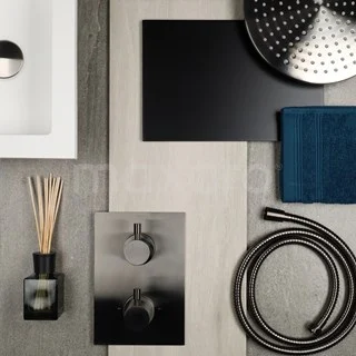 Design Einbau Duscharmatur in Matt Schwarz, mit luxuriösem Regenduschekopf und Zubehör, perfekt für einen modernen Badezimmerstil.