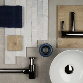 Weiße keramische Waschbecken mit schwarzem Wasserhahn und Chrom-Siphon, umgeben von Holzdetails und Badezimmerdesign-Zubehör.