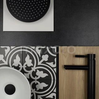 Minimalistische ronde wastafel, zwart badkamerkraan en decoratieve tegels in stijlvol zwart-wit design voor de moderne badkamer.