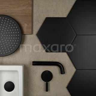 Zwarte hexagon badkamertegels, mat zwarte regendouchekop en kraan, witte wastafel, houtaccent; modern badkamerdesign.