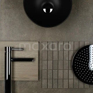 Schwarzes rundes Waschbecken mit schickem schwarzen Wasserhahn, Holzregal und modernem Duschkopf auf einem grauen Fliesenhintergrund.