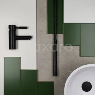 Matte zwarte badkamerkraan en handdouche, modern design, gecombineerd met groen-witte tegels en ronde wastafel.