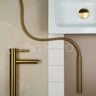 Mat gouden wastafelmengkraan met elegant gebogen uitloop, past perfect in een moderne badkamer.
