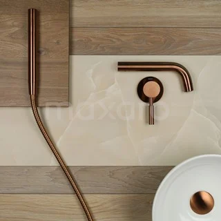 Roségouden inbouw wastafelkraan met handdouche, minimalistisch ontwerp, perfect voor een moderne badkamerstijl.