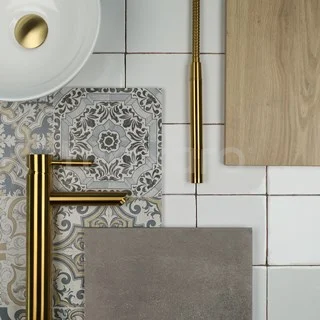 Messing badkameraccessoires met mandala-tegelpatroon, wit keramiek en houtaccenten voor een stijlvolle badkamer inrichting.