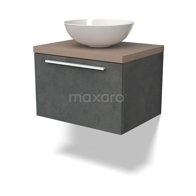 Wandhangende badmeubelset met grijze betonnen look, houten blad en witte waskom; stijlvol design voor moderne badkamers.