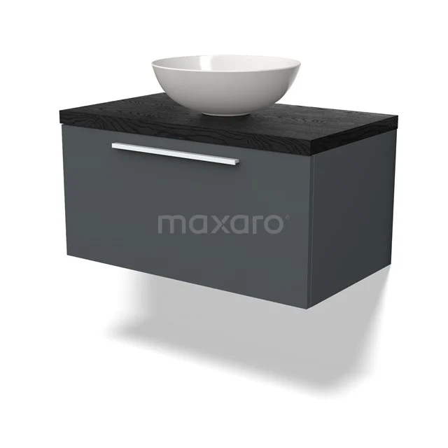 Donkergrijze hangende badkamerkast met keramische wastafel, zwart blad en metalen handgreep, modern design.