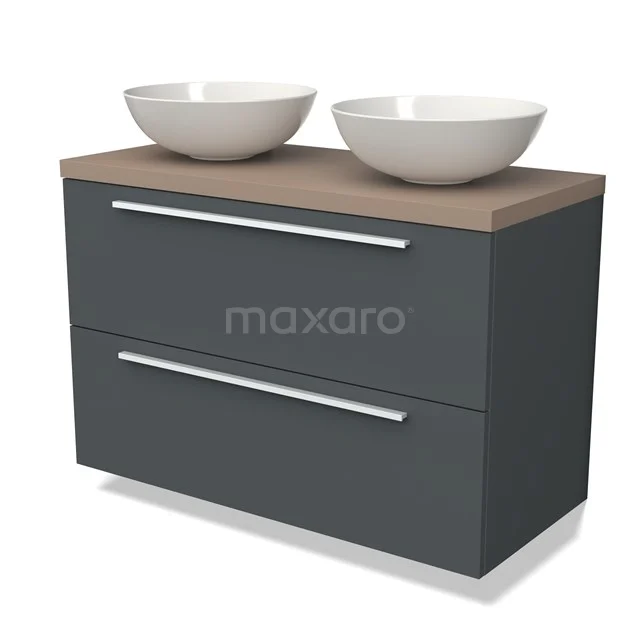 Donkergrijs badkamermeubel met twee wastafels, houtlook blad, en strakke chromen handgrepen.