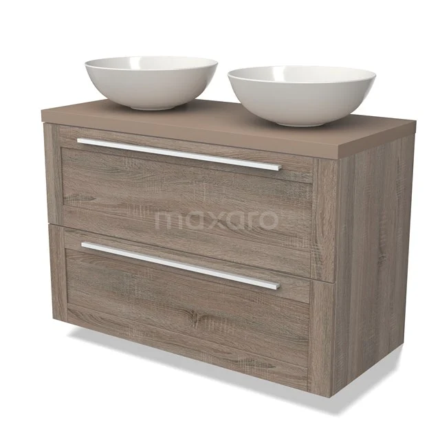 Houten badkamermeubel met twee witte keramische waskommen, moderne uitstraling en strakke metalen handgrepen.