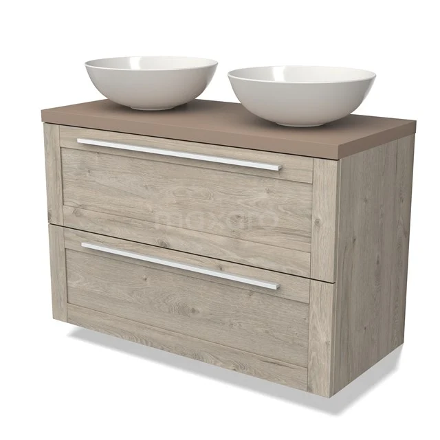 Houten badkamermeubel met rustieke uitstraling, dubbele lades en twee witte wastafels, ideaal voor een stijlvolle badkamer.