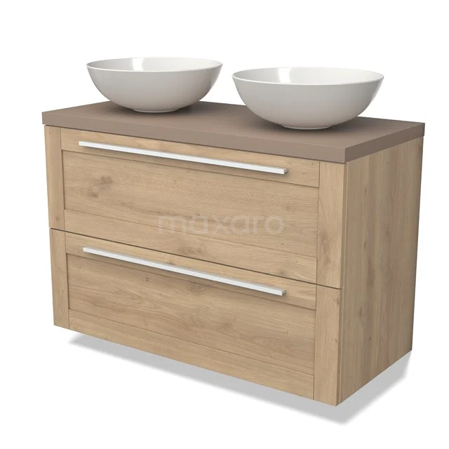 Houten badkamermeubel met twee witte waskommen, natuurlijke eiken look en strakke metalen grepen voor een moderne badkamerstijl.