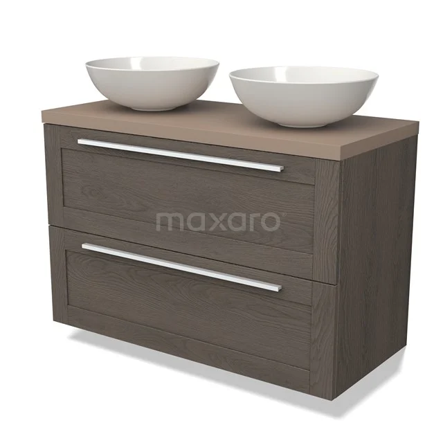 Dubbele wastafelmeubel in houtlook met twee witte keramische waskommen, ideaal voor een stijlvolle moderne badkamer.