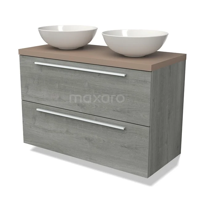Grijze houten badkamerkast met twee witte wastafels, moderne look, brede lades en chromen handgrepen, geschikt voor stijlvolle badkamers.