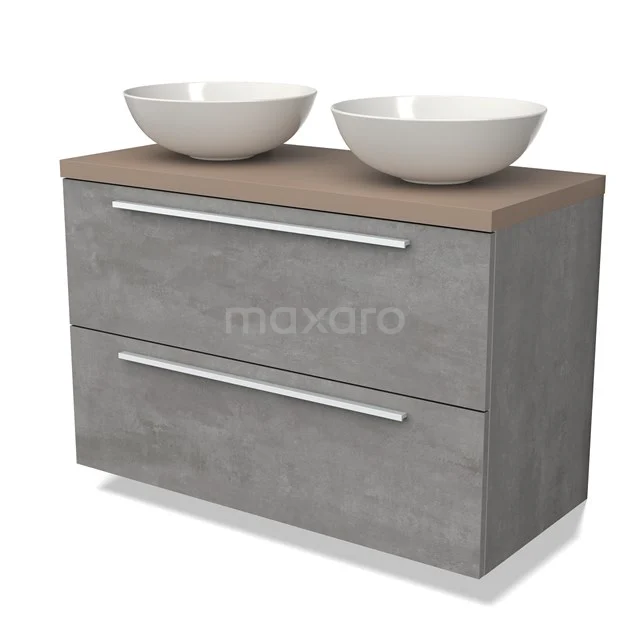Moderne badkamermeubelset met twee witte keramische waskommen op een betonlook kast met houtaccenten en metalen handgrepen.