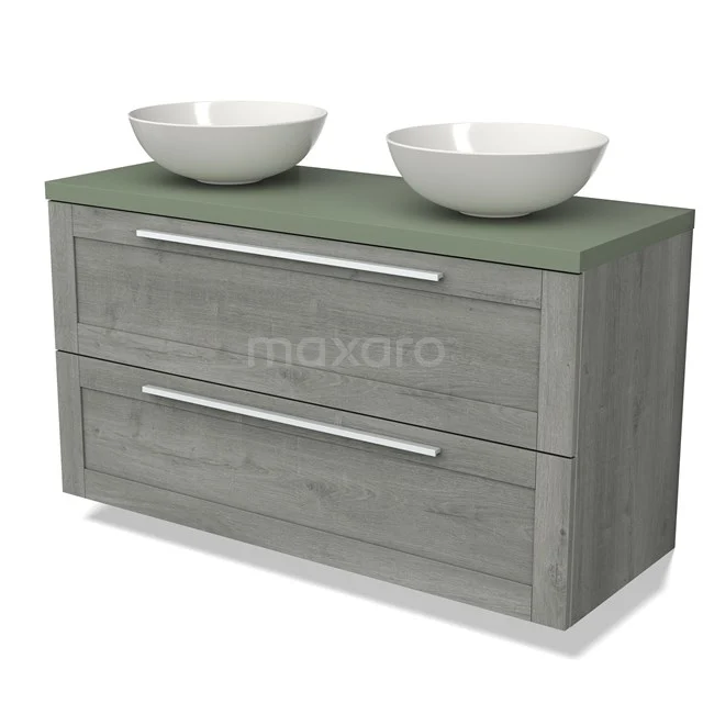 Grijze houtlook badkamermeubel met groene top en dubbele witte waskommen, strak design en metalen handgrepen.